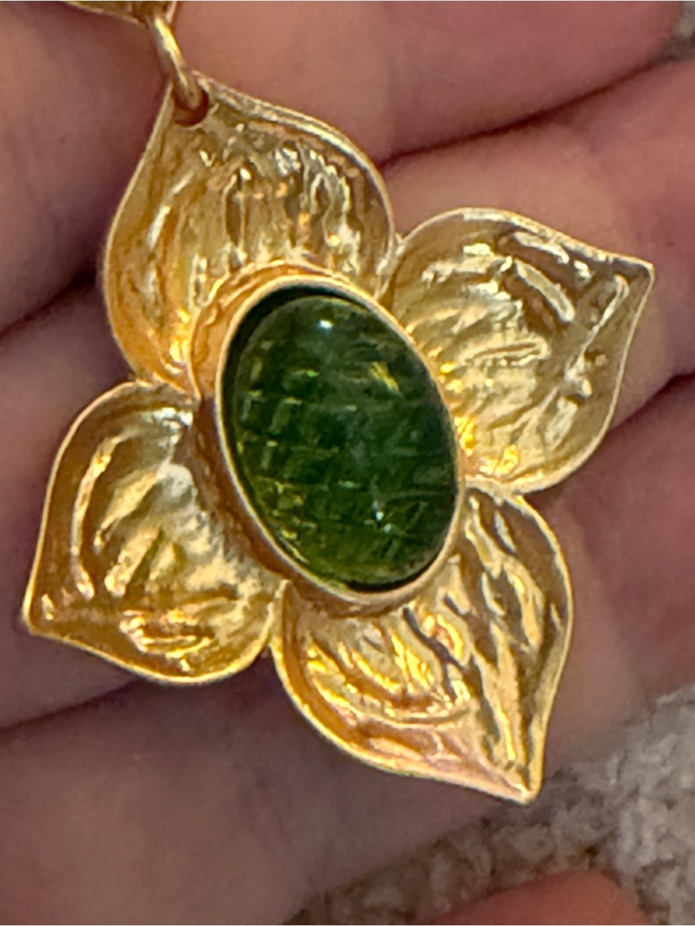 KJL GOLD FLORAL DANGLE DROP EARRINGS/ GREEN GLASS CABOCHON- CLIP ON - Picture 3 of 14